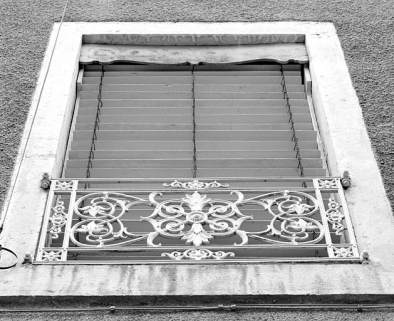 Fenêtre du premier étage et son garde-corps. © Région Bourgogne-Franche-Comté, Inventaire du patrimoine