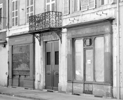Boutiques au rez-de-chaussée. © Région Bourgogne-Franche-Comté, Inventaire du patrimoine