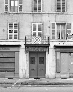 Entrée principale et porte-fenêtre du premier étage. © Région Bourgogne-Franche-Comté, Inventaire du patrimoine