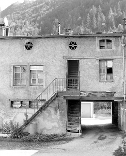 Bâtiment en fond de cour : passage couvert et escaliers. © Région Bourgogne-Franche-Comté, Inventaire du patrimoine