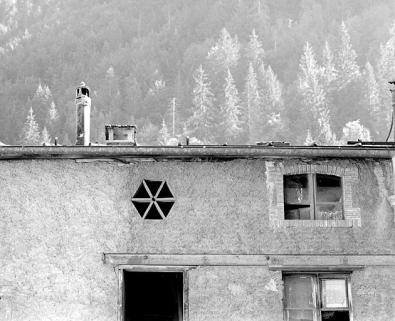 Bâtiment en fond de cour : baies de l'étage en surcroît. © Région Bourgogne-Franche-Comté, Inventaire du patrimoine