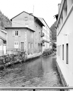 Vue d'ensemble depuis le nord-ouest : façades sur Bienne. © Région Bourgogne-Franche-Comté, Inventaire du patrimoine