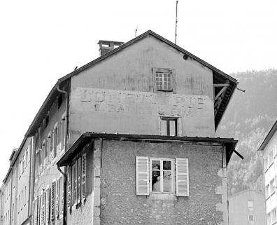 Inscription sur le mur pignon nord. © Région Bourgogne-Franche-Comté, Inventaire du patrimoine