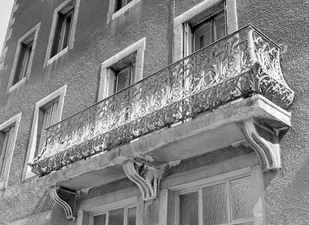 Balcon de l'immeuble. © Région Bourgogne-Franche-Comté, Inventaire du patrimoine Balcon de l'immeuble. © Région Bourgogne-Franche-Comté, Inventaire du patrimoine