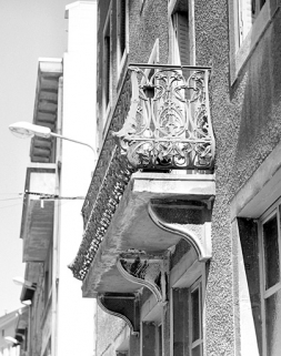 Balcon de l'immeuble, de profil. © Région Bourgogne-Franche-Comté, Inventaire du patrimoine Balcon de l'immeuble, de profil. © Région Bourgogne-Franche-Comté, Inventaire du patrimoine