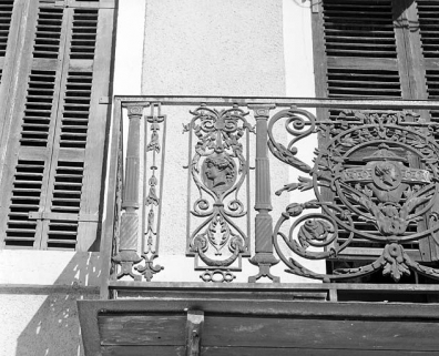 Immeuble (19e siècle) au n° 21 quai Aimé Lamy : motif du garde-corps du balcon. Immeuble (AI 371). © Région Bourgogne-Franche-Comté, Inventaire du patrimoine