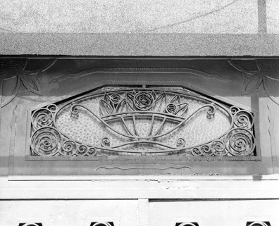 Immeuble avec atelier (18e siècle) au n° 13 quai Aimé Lamy : décor de ferronnerie Art déco (imposte). Immeuble (AI 134). © Région Bourgogne-Franche-Comté, Inventaire du patrimoine