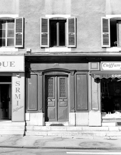 Elévation antérieure : porte principale et fenêtre du premier étage. Ces baies ont un linteau délardé en arc segmentaire. © Région Bourgogne-Franche-Comté, Inventaire du patrimoine