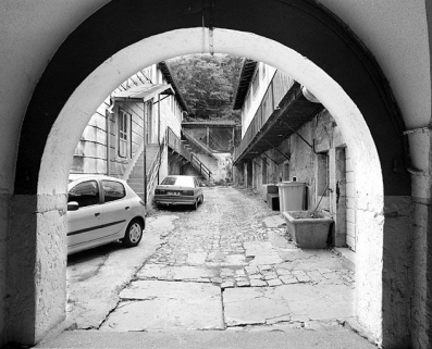 La cour depuis le passage couvert. © Région Bourgogne-Franche-Comté, Inventaire du patrimoine La cour depuis le passage couvert. © Région Bourgogne-Franche-Comté, Inventaire du patrimoine