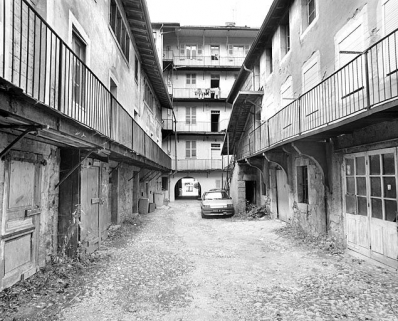 Cour et élévation postérieure. © Région Bourgogne-Franche-Comté, Inventaire du patrimoine Cour et élévation postérieure. © Région Bourgogne-Franche-Comté, Inventaire du patrimoine