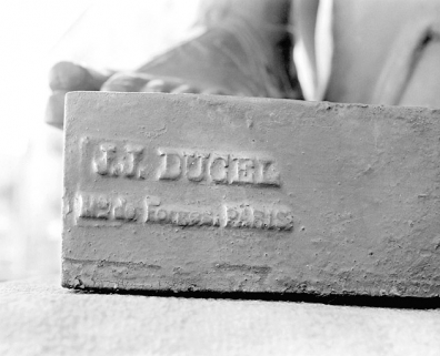 Inscription identifiant le fondeur : J.J. Ducel. © Région Bourgogne-Franche-Comté, Inventaire du patrimoine