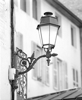 Lampadaire à l'angle sud de l'élévation antérieure. © Région Bourgogne-Franche-Comté, Inventaire du patrimoine