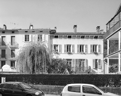 De droite à gauche, maison et immeubles aux n° 12, 14 et 16 de la rue des Promenades. © Région Bourgogne-Franche-Comté, Inventaire du patrimoine