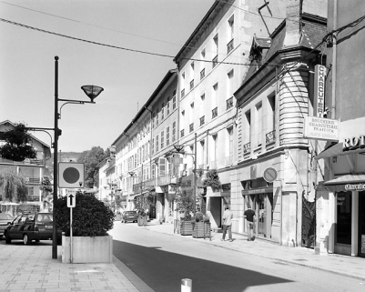 La rue de la République vers le n° 157. © Région Bourgogne-Franche-Comté, Inventaire du patrimoine La rue de la République vers le n° 157. © Région Bourgogne-Franche-Comté, Inventaire du patrimoine