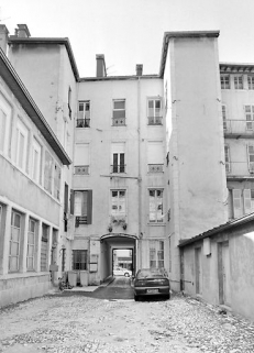 Façade postérieure et cour. © Région Bourgogne-Franche-Comté, Inventaire du patrimoine