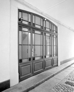 Passage couvert : porte de l'escalier. © Région Bourgogne-Franche-Comté, Inventaire du patrimoine