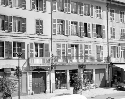 Immeubles aux n° 151 et 153 rue de la République. © Région Bourgogne-Franche-Comté, Inventaire du patrimoine Immeubles aux n° 151 et 153 rue de la République. © Région Bourgogne-Franche-Comté, Inventaire du patrimoine