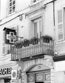 Porte-fenêtre du premier étage et balcon. © Région Bourgogne-Franche-Comté, Inventaire du patrimoine