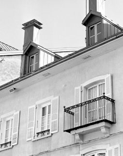 Fenêtres et balcon du deuxième étage. © Région Bourgogne-Franche-Comté, Inventaire du patrimoine