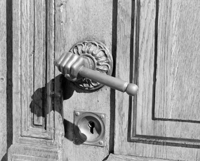 Porte principale : poignée en forme de main. © Région Bourgogne-Franche-Comté, Inventaire du patrimoine