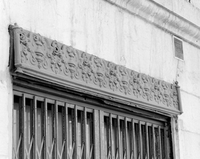 Façade latérale gauche : décor en tôle estampée. © Région Bourgogne-Franche-Comté, Inventaire du patrimoine