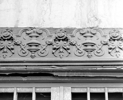 Façade latérale gauche : détail du décor. © Région Bourgogne-Franche-Comté, Inventaire du patrimoine
