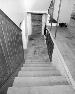 Escalier : volée menant au sous-sol. Noter les trois niches à droite. © Région Bourgogne-Franche-Comté, Inventaire du patrimoine