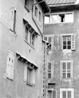 Aile nord (9 rue des Promenades) : fenêtres lunetières des ateliers. © Région Bourgogne-Franche-Comté, Inventaire du patrimoine