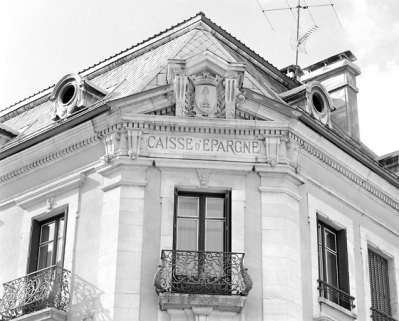 Pan coupé, deuxième étage : inscription et armoiries de la ville. © Région Bourgogne-Franche-Comté, Inventaire du patrimoine Pan coupé, deuxième étage : inscription et armoiries de la ville. © Région Bourgogne-Franche-Comté, Inventaire du patrimoine