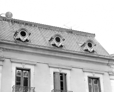 Elévation rue de la République : oeils-de-boeuf du comble à surcroît. © Région Bourgogne-Franche-Comté, Inventaire du patrimoine Elévation rue de la République : oeils-de-boeuf du comble à surcroît. © Région Bourgogne-Franche-Comté, Inventaire du patrimoine