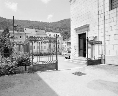 Grille à l'entrée de la cour. © Région Bourgogne-Franche-Comté, Inventaire du patrimoine