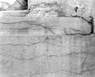 Socle : signature du sculpteur Jeaugeon. © Région Bourgogne-Franche-Comté, Inventaire du patrimoine