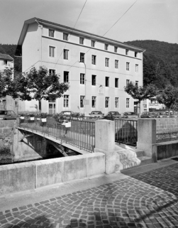 Façade antérieure, de trois quarts gauche. © Région Bourgogne-Franche-Comté, Inventaire du patrimoine Façade antérieure, de trois quarts gauche. © Région Bourgogne-Franche-Comté, Inventaire du patrimoine
