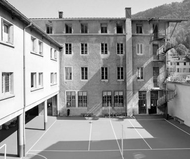 Façade postérieure et aile du préau et des logements. © Région Bourgogne-Franche-Comté, Inventaire du patrimoine Façade postérieure et aile du préau et des logements. © Région Bourgogne-Franche-Comté, Inventaire du patrimoine