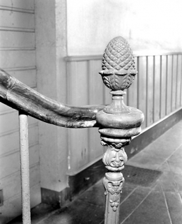 Rampe d'escalier : motif en forme de pomme de pin. © Région Bourgogne-Franche-Comté, Inventaire du patrimoine