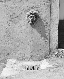 Bâtiment 3 rue Etienne Dolet : point d'eau. © Région Bourgogne-Franche-Comté, Inventaire du patrimoine