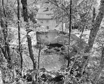 Vue plongeante sur la façade antérieure, depuis un réservoir à l'ouest. © Région Bourgogne-Franche-Comté, Inventaire du patrimoine Vue plongeante sur la façade antérieure, depuis un réservoir à l'ouest. © Région Bourgogne-Franche-Comté, Inventaire du patrimoine