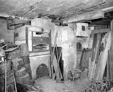 Les fours. Four d'émailleur à gauche, four à pain à droite. © Région Bourgogne-Franche-Comté, Inventaire du patrimoine Les fours. Four d'émailleur à gauche, four à pain à droite. © Région Bourgogne-Franche-Comté, Inventaire du patrimoine