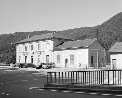 Bâtiment des voyageurs : façade antérieure, de trois quarts droite. © Région Bourgogne-Franche-Comté, Inventaire du patrimoine Bâtiment des voyageurs : façade antérieure, de trois quarts droite. © Région Bourgogne-Franche-Comté, Inventaire du patrimoine