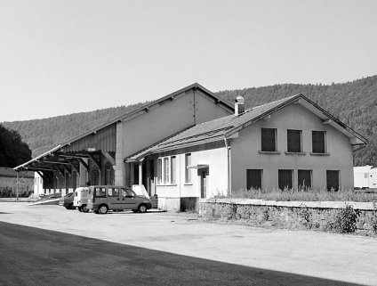 Entrepôt et ancien foyer des roulants, depuis le nord-est. © Région Bourgogne-Franche-Comté, Inventaire du patrimoine Entrepôt et ancien foyer des roulants, depuis le nord-est. © Région Bourgogne-Franche-Comté, Inventaire du patrimoine