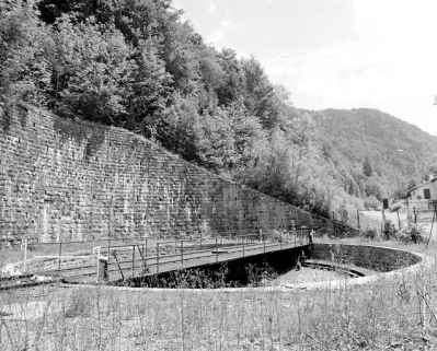 Tablier, fosse et chemin de roulement, depuis l'ouest. © Région Bourgogne-Franche-Comté, Inventaire du patrimoine Tablier, fosse et chemin de roulement, depuis l'ouest. © Région Bourgogne-Franche-Comté, Inventaire du patrimoine