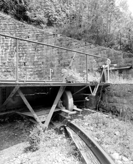 Système de roulement et leviers de blocage. © Région Bourgogne-Franche-Comté, Inventaire du patrimoine Système de roulement et leviers de blocage. © Région Bourgogne-Franche-Comté, Inventaire du patrimoine