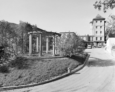 Rotonde de jardin. Bâtiment C (partiellement masqué) et extrémité du bâtiment D en arrière-plan. © Région Bourgogne-Franche-Comté, Inventaire du patrimoine Rotonde de jardin. Bâtiment C (partiellement masqué) et extrémité du bâtiment D en arrière-plan. © Région Bourgogne-Franche-Comté, Inventaire du patrimoine