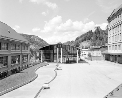 Cour, terrasse du bâtiment E et bâtiment F. © Région Bourgogne-Franche-Comté, Inventaire du patrimoine Cour, terrasse du bâtiment E et bâtiment F. © Région Bourgogne-Franche-Comté, Inventaire du patrimoine