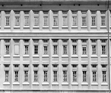 Bâtiment D : fenêtres de la façade sur la cour, avant restauration. © Région Bourgogne-Franche-Comté, Inventaire du patrimoine Bâtiment D : fenêtres de la façade sur la cour, avant restauration. © Région Bourgogne-Franche-Comté, Inventaire du patrimoine