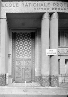 Bâtiment A : portail d'entrée. © Région Bourgogne-Franche-Comté, Inventaire du patrimoine Bâtiment A : portail d'entrée. © Région Bourgogne-Franche-Comté, Inventaire du patrimoine