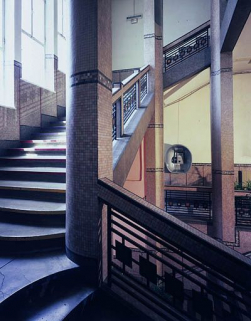 Bâtiment B : escalier tournant. © Région Bourgogne-Franche-Comté, Inventaire du patrimoine Bâtiment B : escalier tournant. © Région Bourgogne-Franche-Comté, Inventaire du patrimoine