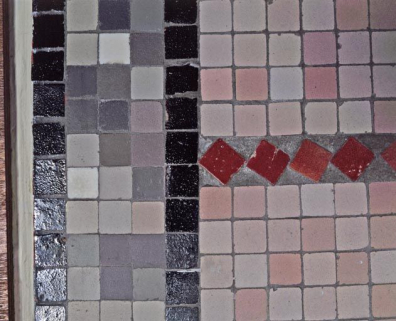 Bâtiment B : détail de la mosaïque murale. © Région Bourgogne-Franche-Comté, Inventaire du patrimoine Bâtiment B : détail de la mosaïque murale. © Région Bourgogne-Franche-Comté, Inventaire du patrimoine