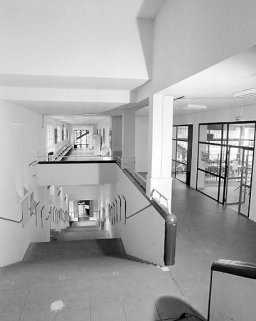 Galerie P : escalier monumental droit, depuis l'extrémité côté bâtiment D. A droite, la cafétéria. © Région Bourgogne-Franche-Comté, Inventaire du patrimoine Galerie P : escalier monumental droit, depuis l'extrémité côté bâtiment D. A droite, la cafétéria. © Région Bourgogne-Franche-Comté, Inventaire du patrimoine