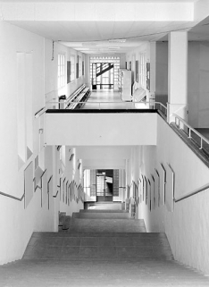 Galerie P : escalier monumental droit, depuis l'extrémité côté bâtiment D. © Région Bourgogne-Franche-Comté, Inventaire du patrimoine Galerie P : escalier monumental droit, depuis l'extrémité côté bâtiment D. © Région Bourgogne-Franche-Comté, Inventaire du patrimoine